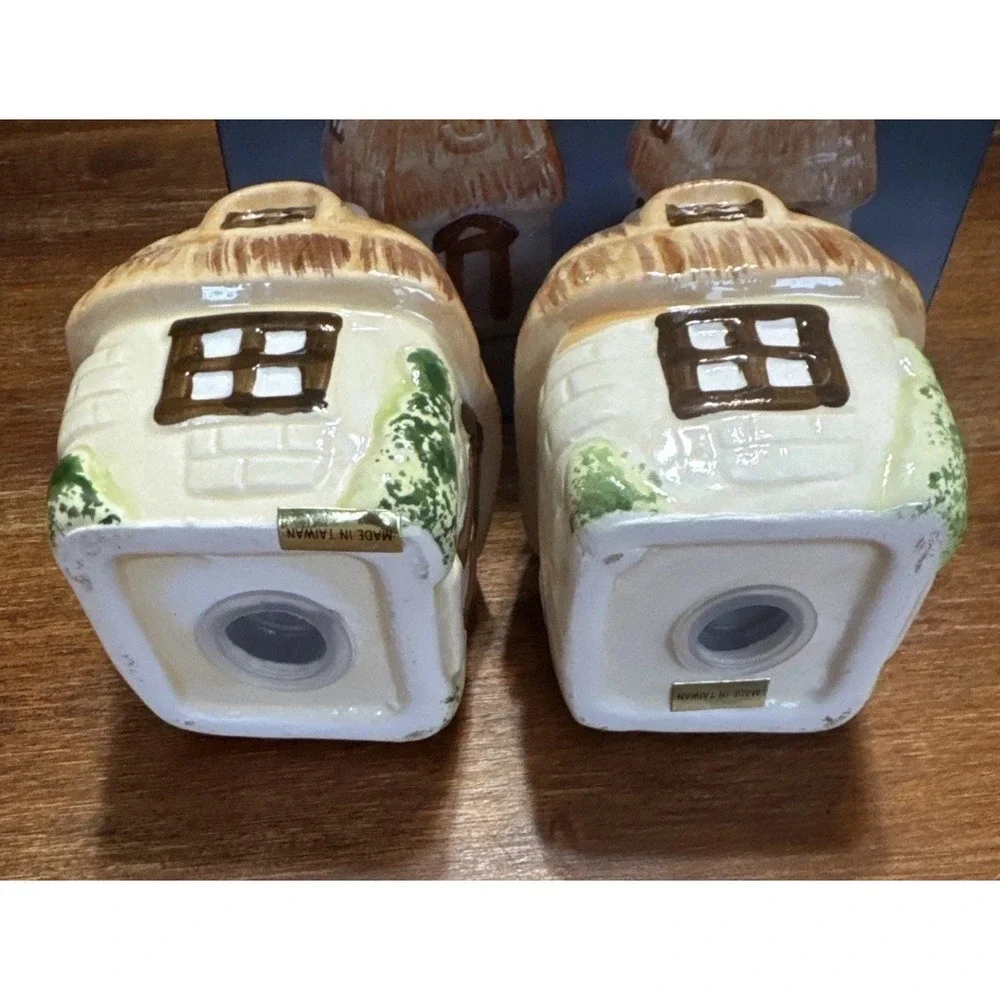 Vintage‎ Cottages Straw Brick Salt & Pepper Shaker Set Made In Taiwan